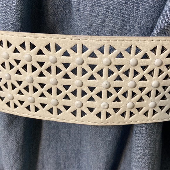 White Laser Cut Bead Embellished Wide Womens Stretch Fashion Belt size 28 EUC - Picture 2 of 7